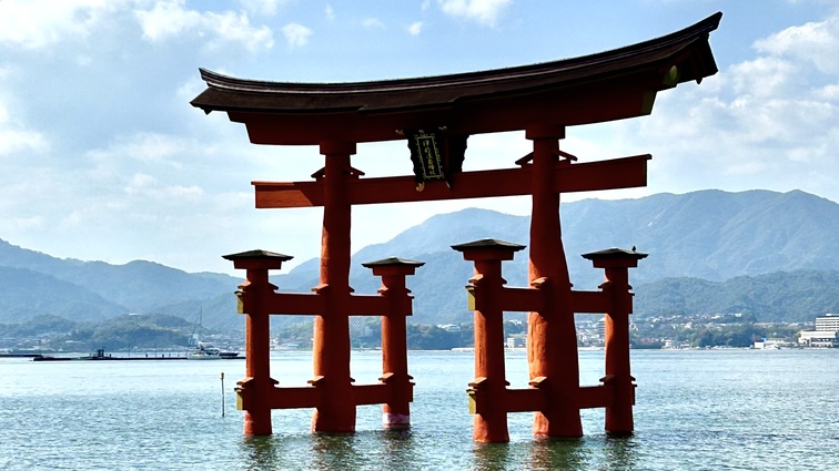 Torii rosso Giappone isola sacra miyajima